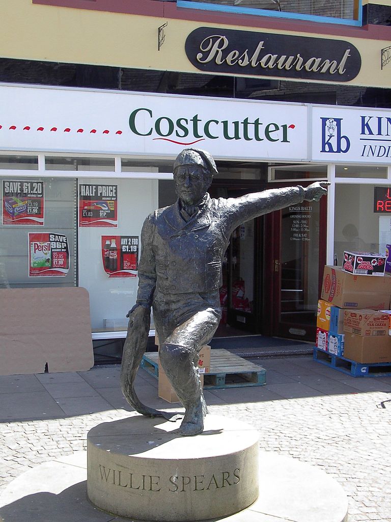 Willie Spears Statue in Eyemouth. Image from Wikipedia.