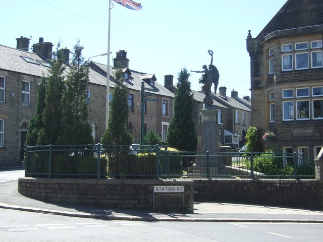 Hadfield War Memorial. Original image by JThomas at: https://www.geograph.org.uk/photo/5898660