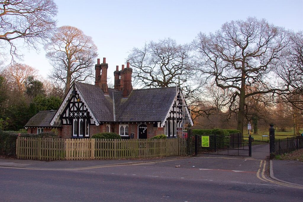 Wythenshawe Park Gingerbread House/North Lodge. 

Photograph by Mike Peel (www.mikepeel.net)., CC BY-SA 4.0, https://commons.wikimedia.org/w/index.php?curid=47898533