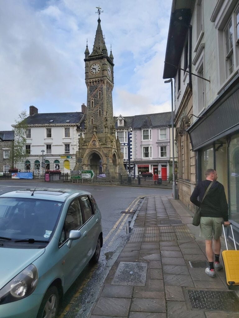 Heol Maengwyn in Machynlleth on the morning of 6/7/22, with the town clock ahead.